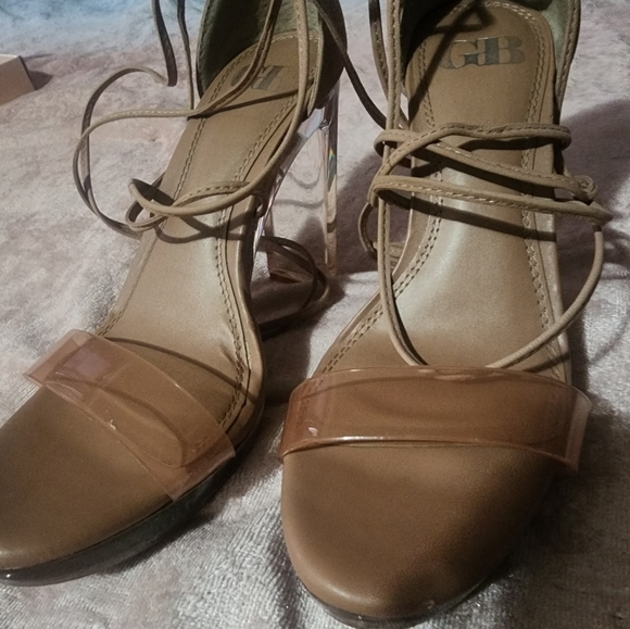 Elegant Tan Strappy Women's Sandals - Picture 3 of 4